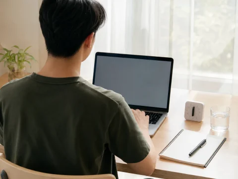 成年使用者在自然光下檢視線上使用時間與預算紀錄