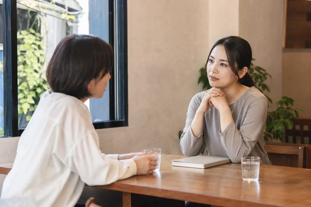親友以支持態度討論財務與情緒困擾
