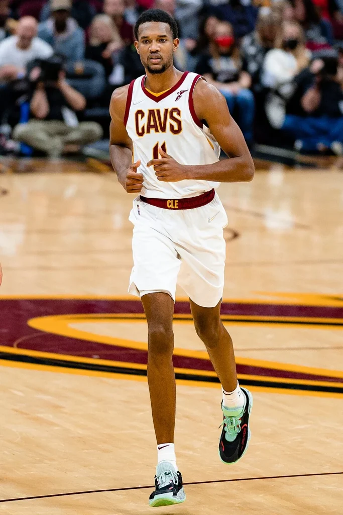 Evan Mobley（伊凡·莫布利），騎士，C